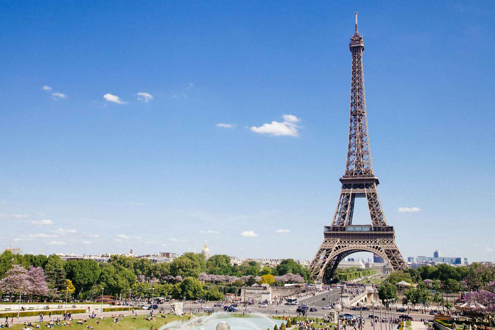 torre eiffel sobre cielo azul en paris