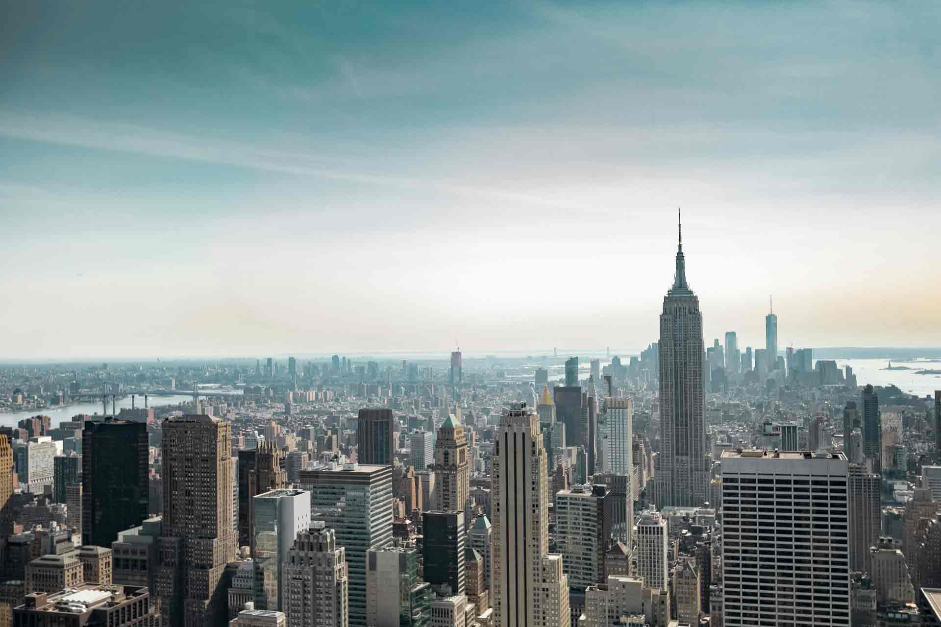 foto de nueva york y sus rascacielos al amanecer
