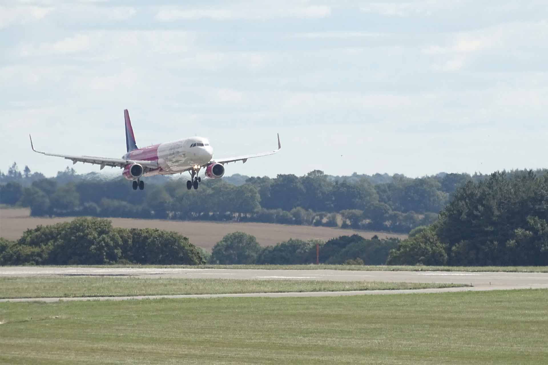 Avión aterrizando en el aeropuerto de Luton